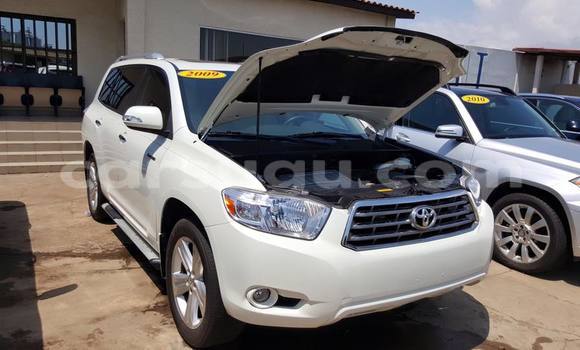 Acheter Occasion Voiture Toyota Highlander Blanc à Ouagadougou, Burkina-Faso Acheter Occasion Voiture Toyota Highlander Blanc à Ouagadougou, Burkina-Faso