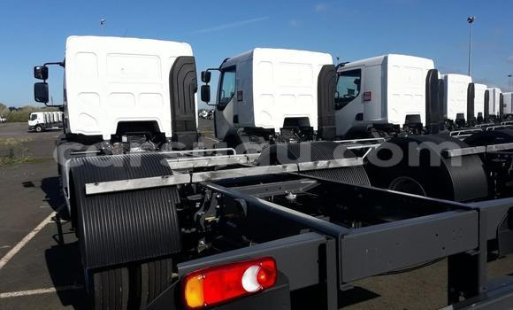 Sayi Sabo Renault Trafic White Babbar mota in Ouagadougou a Burkina Faso