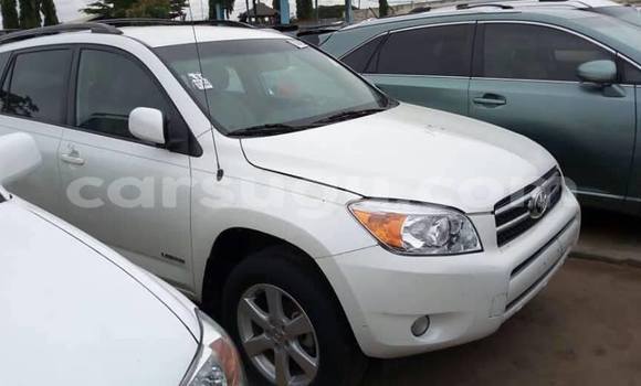 Acheter Occasion Voiture Toyota RAV4 Blanc à Ouagadougou, Burkina-Faso Acheter Occasion Voiture Toyota RAV4 Blanc à Ouagadougou, Burkina-Faso