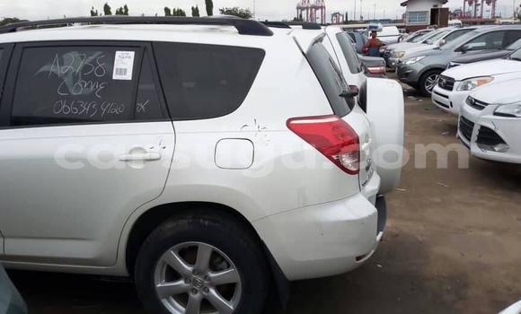 Acheter Occasion Voiture Toyota RAV4 Blanc à Ouagadougou, Burkina-Faso Acheter Occasion Voiture Toyota RAV4 Blanc à Ouagadougou, Burkina-Faso