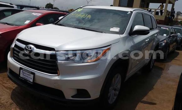 Acheter Occasion Voiture Toyota Highlander Blanc à Ouagadougou, Burkina-Faso Acheter Occasion Voiture Toyota Highlander Blanc à Ouagadougou, Burkina-Faso