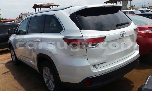 Acheter Occasion Voiture Toyota Highlander Blanc à Ouagadougou, Burkina-Faso Acheter Occasion Voiture Toyota Highlander Blanc à Ouagadougou, Burkina-Faso