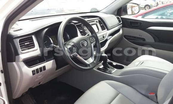 Acheter Occasion Voiture Toyota Highlander Blanc à Ouagadougou, Burkina-Faso Acheter Occasion Voiture Toyota Highlander Blanc à Ouagadougou, Burkina-Faso