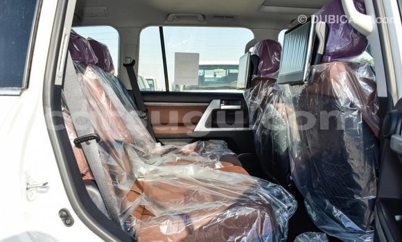 Acheter Import Voiture Toyota Land Cruiser Blanc à Import - Dubai, Burkina-Faso Acheter Import Voiture Toyota Land Cruiser Blanc à Import - Dubai, Burkina-Faso