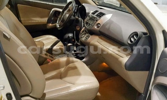 Acheter Occasion Voiture Toyota RAV4 Blanc à Ouagadougou, Burkina-Faso Acheter Occasion Voiture Toyota RAV4 Blanc à Ouagadougou, Burkina-Faso