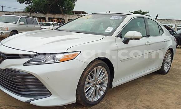 Acheter Neuf Voiture Toyota Camry Blanc à Ouagadougou, Burkina-Faso Acheter Neuf Voiture Toyota Camry Blanc à Ouagadougou, Burkina-Faso