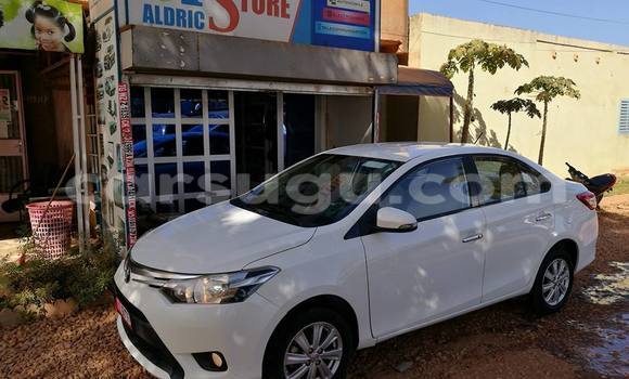 Acheter Neuf Voiture Toyota Yaris Blanc à Ouagadougou, Burkina-Faso Acheter Neuf Voiture Toyota Yaris Blanc à Ouagadougou, Burkina-Faso