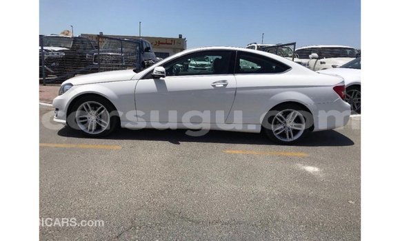 Sayi Imported Mercedes-Benz 190 White Mota in Import - Dubai a Burkina Faso Sayi Imported Mercedes-Benz 190 White Mota in Import - Dubai a Burkina Faso