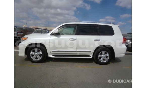 Sayi Imported Toyota Land Cruiser White Mota in Import - Dubai a Burkina Faso Sayi Imported Toyota Land Cruiser White Mota in Import - Dubai a Burkina Faso