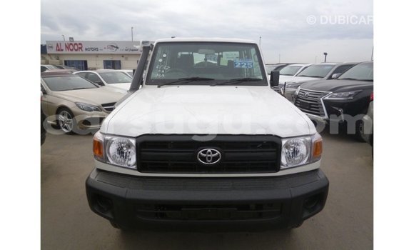 Sayi Imported Toyota Land Cruiser White Mota in Import - Dubai a Burkina Faso Sayi Imported Toyota Land Cruiser White Mota in Import - Dubai a Burkina Faso