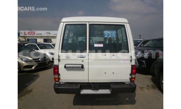 Sayi Imported Toyota Land Cruiser White Mota in Import - Dubai a Burkina Faso Sayi Imported Toyota Land Cruiser White Mota in Import - Dubai a Burkina Faso
