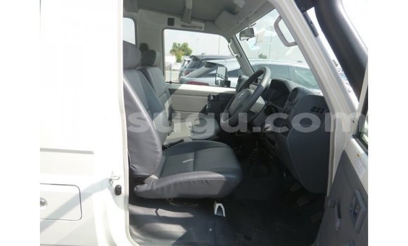 Sayi Imported Toyota Land Cruiser White Mota in Import - Dubai a Burkina Faso Sayi Imported Toyota Land Cruiser White Mota in Import - Dubai a Burkina Faso