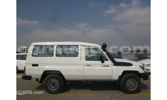 Sayi Imported Toyota Land Cruiser White Mota in Import - Dubai a Burkina Faso Sayi Imported Toyota Land Cruiser White Mota in Import - Dubai a Burkina Faso