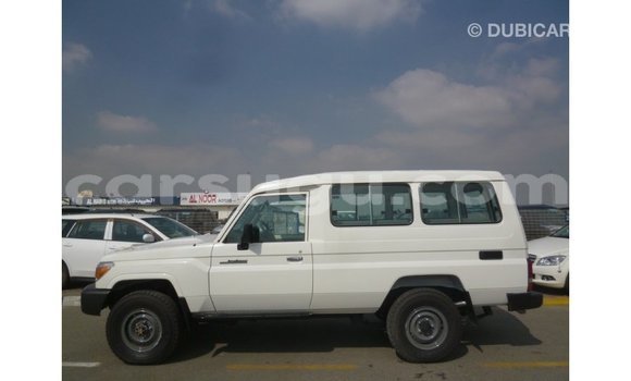 Sayi Imported Toyota Land Cruiser White Mota in Import - Dubai a Burkina Faso Sayi Imported Toyota Land Cruiser White Mota in Import - Dubai a Burkina Faso
