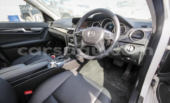 Sayi Imported Mercedes-Benz 200 White Mota in Import - Dubai a Burkina Faso Sayi Imported Mercedes-Benz 200 White Mota in Import - Dubai a Burkina Faso