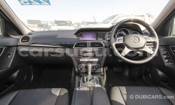 Sayi Imported Mercedes-Benz 200 White Mota in Import - Dubai a Burkina Faso Sayi Imported Mercedes-Benz 200 White Mota in Import - Dubai a Burkina Faso