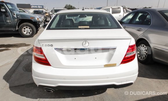Sayi Imported Mercedes-Benz 200 White Mota in Import - Dubai a Burkina Faso Sayi Imported Mercedes-Benz 200 White Mota in Import - Dubai a Burkina Faso