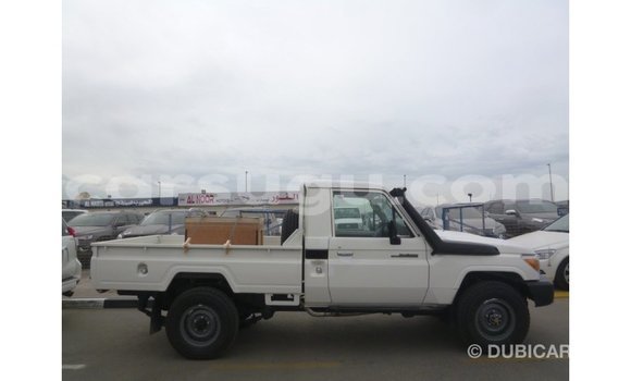 Acheter Import Voiture Toyota Land Cruiser Blanc à Import - Dubai, Burkina-Faso Acheter Import Voiture Toyota Land Cruiser Blanc à Import - Dubai, Burkina-Faso