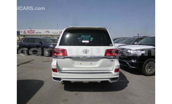 Acheter Import Voiture Toyota Land Cruiser Blanc à Import - Dubai, Burkina-Faso Acheter Import Voiture Toyota Land Cruiser Blanc à Import - Dubai, Burkina-Faso