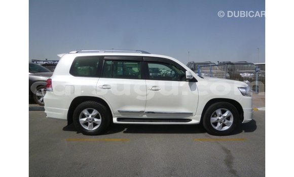 Acheter Import Voiture Toyota Land Cruiser Blanc à Import - Dubai, Burkina-Faso Acheter Import Voiture Toyota Land Cruiser Blanc à Import - Dubai, Burkina-Faso