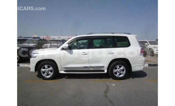 Acheter Import Voiture Toyota Land Cruiser Blanc à Import - Dubai, Burkina-Faso Acheter Import Voiture Toyota Land Cruiser Blanc à Import - Dubai, Burkina-Faso