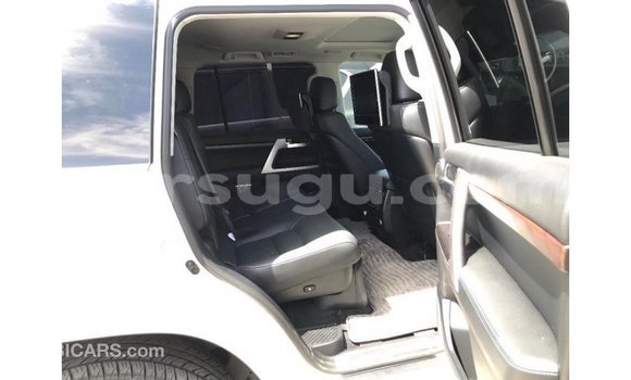 Sayi Imported Toyota Land Cruiser White Mota in Import - Dubai a Burkina Faso Sayi Imported Toyota Land Cruiser White Mota in Import - Dubai a Burkina Faso