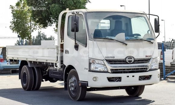 Acheter Import Utilitaire Hino 300 Series Blanc à Import - Dubai, Burkina-Faso