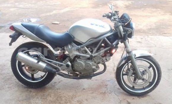 Sayi Sabo Honda RR1000 Azurfa Motsi in Ouagadougou a Burkina Faso Sayi Sabo Honda RR1000 Azurfa Motsi in Ouagadougou a Burkina Faso