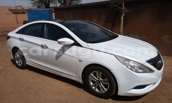 Sayi Na hannu Hyundai Sonata White Mota in Ouagadougou a Burkina Faso Sayi Na hannu Hyundai Sonata White Mota in Ouagadougou a Burkina Faso