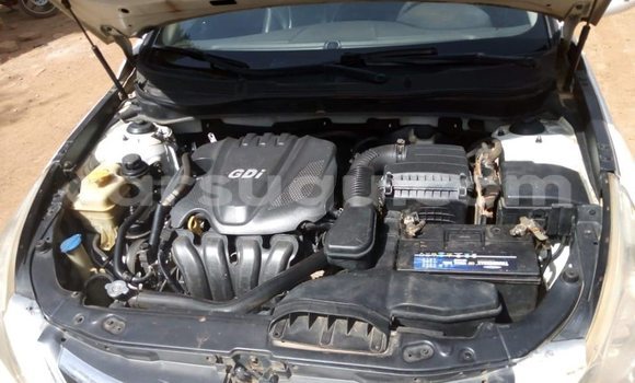 Sayi Na hannu Hyundai Sonata White Mota in Ouagadougou a Burkina Faso Sayi Na hannu Hyundai Sonata White Mota in Ouagadougou a Burkina Faso