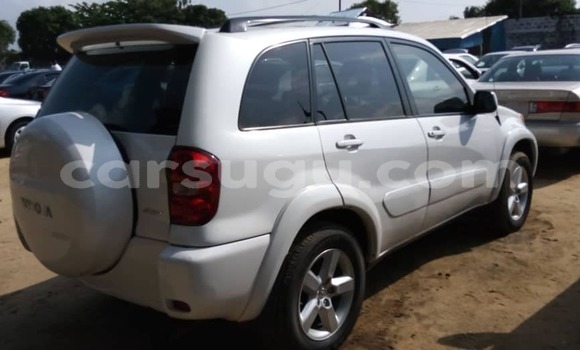 Sayi Na hannu Toyota RAV4 White Mota in Ouagadougou a Burkina Faso Sayi Na hannu Toyota RAV4 White Mota in Ouagadougou a Burkina Faso