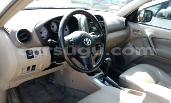 Sayi Na hannu Toyota RAV4 White Mota in Ouagadougou a Burkina Faso Sayi Na hannu Toyota RAV4 White Mota in Ouagadougou a Burkina Faso
