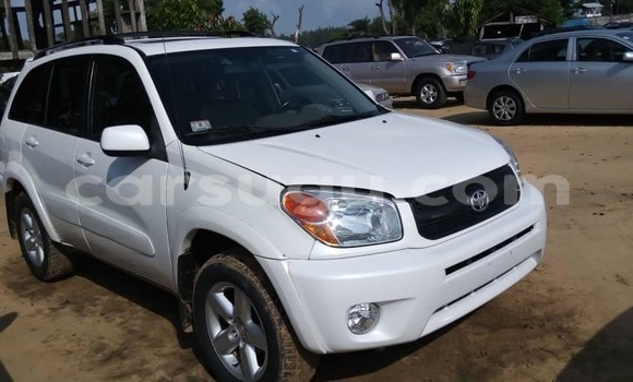 Sayi Na hannu Toyota RAV4 White Mota in Ouagadougou a Burkina Faso Sayi Na hannu Toyota RAV4 White Mota in Ouagadougou a Burkina Faso
