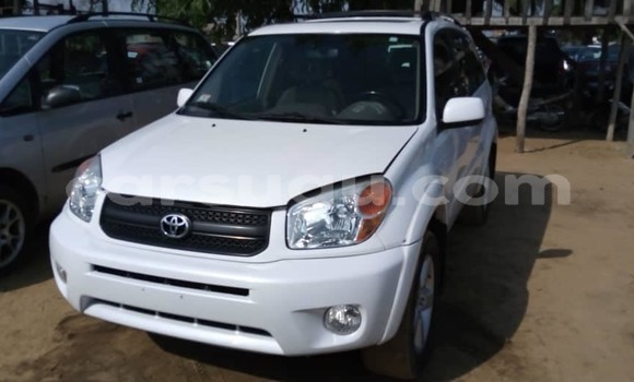 Sayi Na hannu Toyota RAV4 White Mota in Ouagadougou a Burkina Faso Sayi Na hannu Toyota RAV4 White Mota in Ouagadougou a Burkina Faso