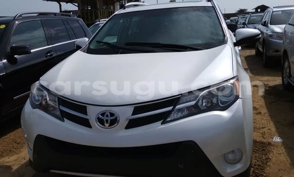 Sayi Na hannu Toyota RAV4 White Mota in Ouagadougou a Burkina Faso Sayi Na hannu Toyota RAV4 White Mota in Ouagadougou a Burkina Faso