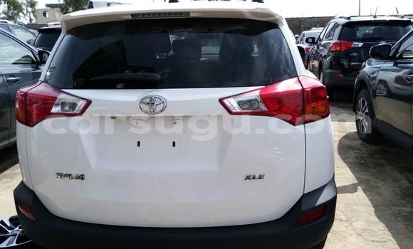 Sayi Na hannu Toyota RAV4 White Mota in Ouagadougou a Burkina Faso Sayi Na hannu Toyota RAV4 White Mota in Ouagadougou a Burkina Faso