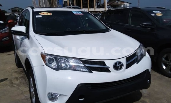 Sayi Na hannu Toyota RAV4 White Mota in Ouagadougou a Burkina Faso Sayi Na hannu Toyota RAV4 White Mota in Ouagadougou a Burkina Faso