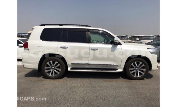 Sayi Imported Toyota Land Cruiser White Mota in Import - Dubai a Burkina Faso Sayi Imported Toyota Land Cruiser White Mota in Import - Dubai a Burkina Faso