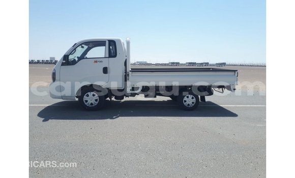 Sayi Imported Kia Carens White Mota in Import - Dubai a Burkina Faso Sayi Imported Kia Carens White Mota in Import - Dubai a Burkina Faso