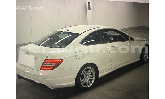 Sayi Imported Mercedes-Benz 190 White Mota in Import - Dubai a Burkina Faso Sayi Imported Mercedes-Benz 190 White Mota in Import - Dubai a Burkina Faso