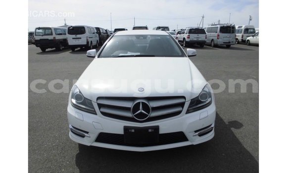 Sayi Imported Mercedes-Benz 190 White Mota in Import - Dubai a Burkina Faso Sayi Imported Mercedes-Benz 190 White Mota in Import - Dubai a Burkina Faso