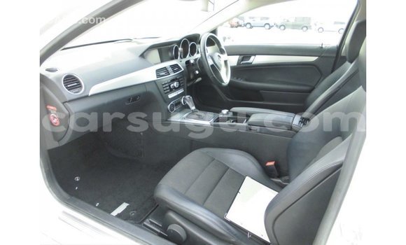 Sayi Imported Mercedes-Benz 190 White Mota in Import - Dubai a Burkina Faso Sayi Imported Mercedes-Benz 190 White Mota in Import - Dubai a Burkina Faso