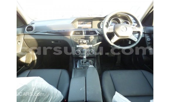 Sayi Imported Mercedes-Benz 200 White Mota in Import - Dubai a Burkina Faso Sayi Imported Mercedes-Benz 200 White Mota in Import - Dubai a Burkina Faso