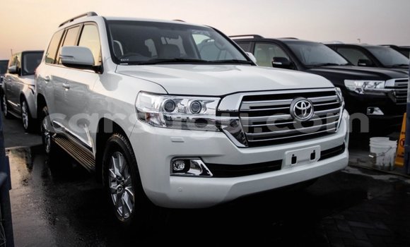 Sayi Imported Toyota Land Cruiser White Mota in Import - Dubai a Burkina Faso Sayi Imported Toyota Land Cruiser White Mota in Import - Dubai a Burkina Faso