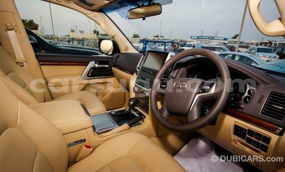 Sayi Imported Toyota Land Cruiser White Mota in Import - Dubai a Burkina Faso Sayi Imported Toyota Land Cruiser White Mota in Import - Dubai a Burkina Faso