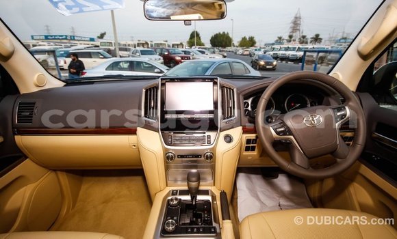 Sayi Imported Toyota Land Cruiser White Mota in Import - Dubai a Burkina Faso Sayi Imported Toyota Land Cruiser White Mota in Import - Dubai a Burkina Faso