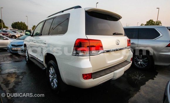 Sayi Imported Toyota Land Cruiser White Mota in Import - Dubai a Burkina Faso Sayi Imported Toyota Land Cruiser White Mota in Import - Dubai a Burkina Faso