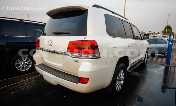 Sayi Imported Toyota Land Cruiser White Mota in Import - Dubai a Burkina Faso Sayi Imported Toyota Land Cruiser White Mota in Import - Dubai a Burkina Faso