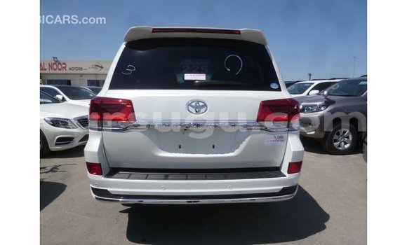 Sayi Imported Toyota Land Cruiser White Mota in Import - Dubai a Burkina Faso Sayi Imported Toyota Land Cruiser White Mota in Import - Dubai a Burkina Faso