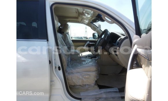 Sayi Imported Toyota Land Cruiser White Mota in Import - Dubai a Burkina Faso Sayi Imported Toyota Land Cruiser White Mota in Import - Dubai a Burkina Faso